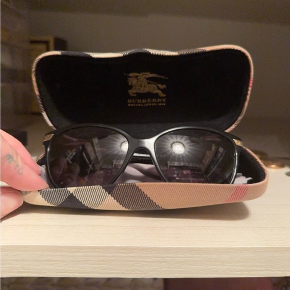 Burberry Black Oversized Sunglasses with Tinted Lenses main image 4